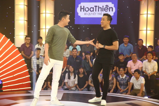 Không những vậy, cả ba còn có ý định hát cùng nhau bản hit Anh cứ đi đi. Thế nhưng, vừa mới hát câu đầu tiên, ông xã của Hari Won đã quên lời khiến Trường Giang và Ngô Kiến Huy chọc quê hát bài của vợ nhưng không thuộc lời. Trường Giang đã nhanh nhảu thốt lên: “Hari em hãy chia tay đi” khiến khán giả bật cười phấn khích.