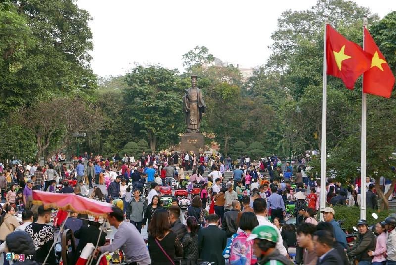 Các điểm du xuân đông nghẹt người ba ngày Tết hình ảnh 1 Mùng 3 Tết, công viên Lý Thái Tổ (Hà Nội) rộn rã cảnh người dân du xuân chơi Tết.