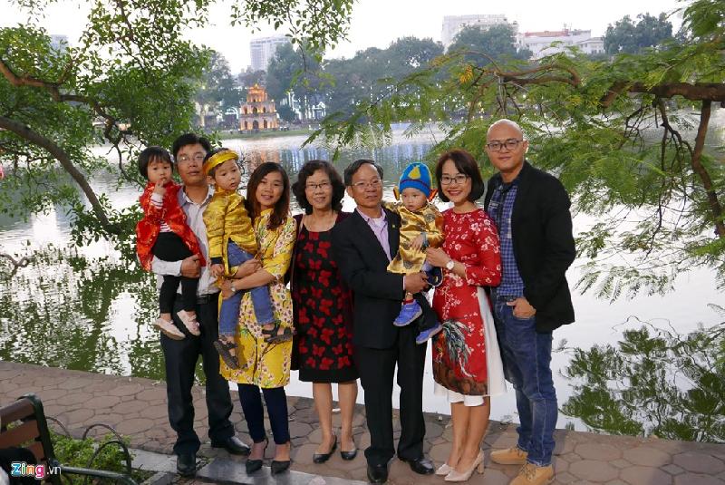 Các điểm du xuân đông nghẹt người ba ngày Tết hình ảnh 2 Khu vực hồ Gươm là nơi đông người đổ về nhất, trong đó có nhiều đại gia đình tản bộ, chụp ảnh lưu niệm bên hồ.