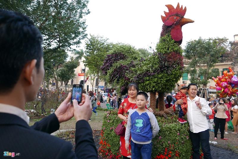 Các điểm du xuân đông nghẹt người ba ngày Tết hình ảnh 3 Linh vật gà trống, biểu tượng của năm Đinh Dậu 2017 tại vườn hoa Đinh Tiên Hoàng được đông đảo người dân thích thú.