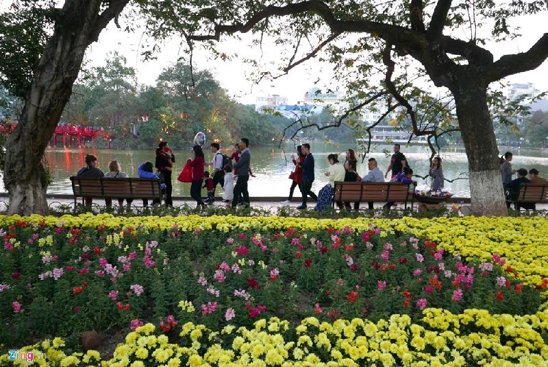 Các điểm du xuân đông nghẹt người ba ngày Tết hình ảnh 4 Những tiểu cảnh trang trí hoa rực rỡ sắc màu quanh hồ Gươm.