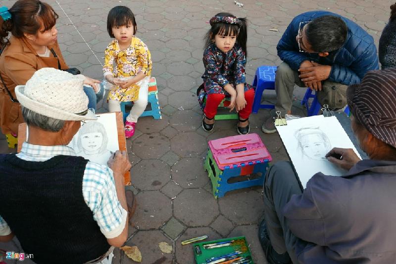 Các điểm du xuân đông nghẹt người ba ngày Tết hình ảnh 6 Một số trẻ nhỏ được cha mẹ cho ký họa chân dung để lưu lại chút hoài niệm tuổi thơ trong ngày Tết.