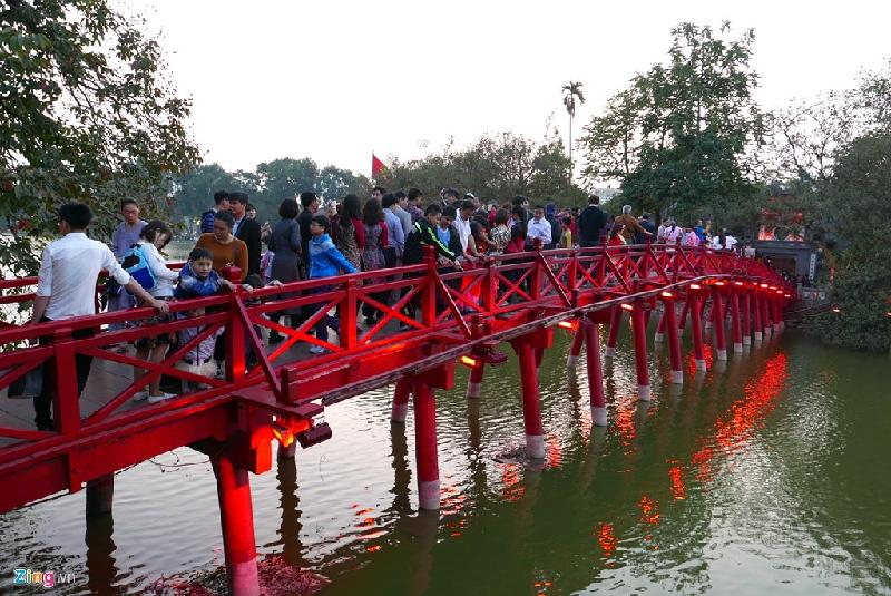 Các điểm du xuân đông nghẹt người ba ngày Tết hình ảnh 7 Cầu Thê Húc, đường vào đền Ngọc Sơn chật cứng người qua lại.