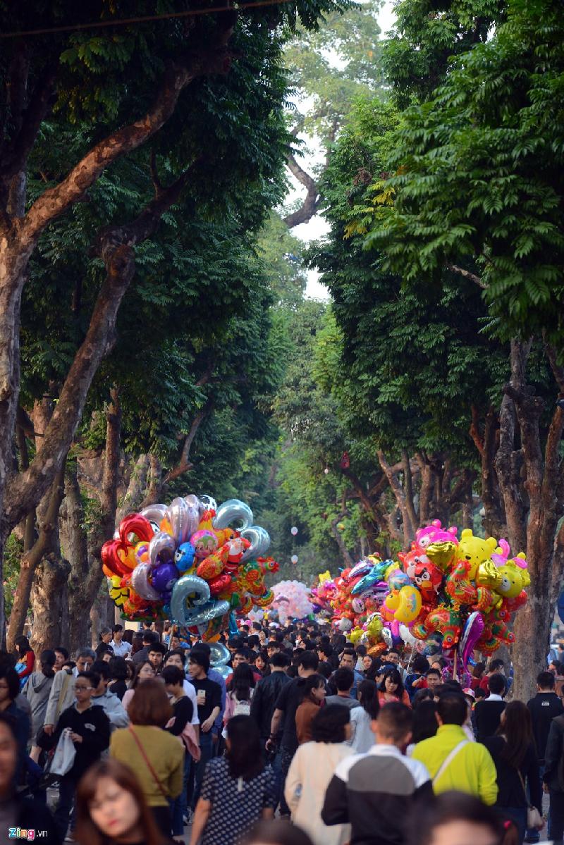 Từ ngày mùng 1 Tết, khu vực hồ Gươm luôn là điểm tập trung đông người dân du xuân nhất, khác hoàn toàn các năm trước đây.