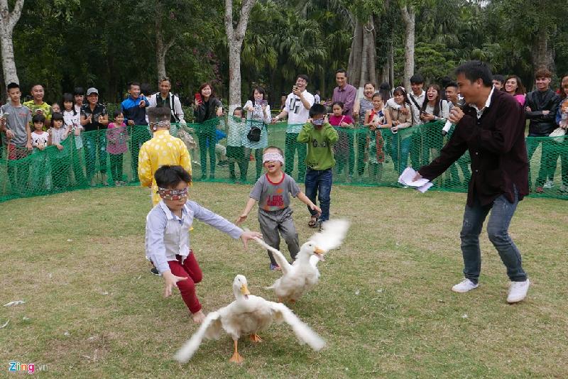 Các điểm du xuân đông nghẹt người ba ngày Tết hình ảnh 10 Bịt mắt bắt vịt là một trong những trò được đông đảo các em bé hưởng ứng tham gia nhất. Giải thưởng cho họ là những phong bao lì xì.