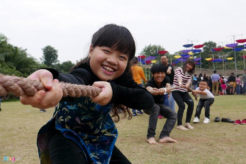 Các điểm du xuân đông nghẹt người ba ngày Tết hình ảnh 11 Trò chơi kéo co cũng mang nhiều người lớn về với tuổi thơ cùng các em nhỏ.