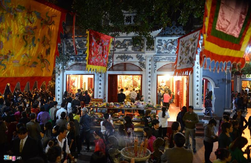 Các điểm du xuân đông nghẹt người ba ngày Tết hình ảnh 13 18h30 tại Phủ Tây Hồ, khá đông người dân đổ về làm lễ, cầu chúc may mắn cho năm mới.