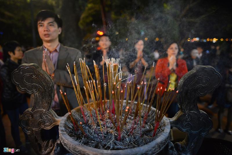 Các điểm du xuân đông nghẹt người ba ngày Tết hình ảnh 14 Hàng năm, cùng với chùa Quán Sứ, Trấn Quốc, đền Quán Thánh, Phủ Tây Hồ là một trong những điểm thu hút đông đảo người dân, phật tử đi lễ đầu năm mới.
