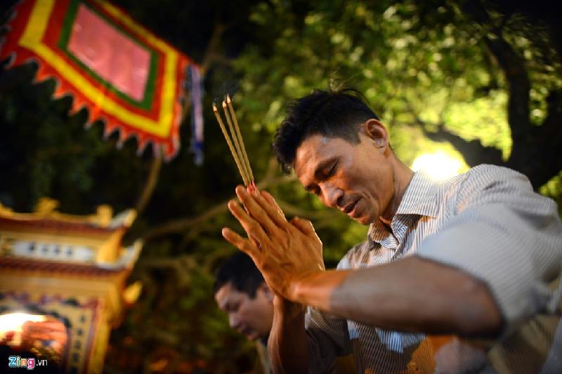Các điểm du xuân đông nghẹt người ba ngày Tết hình ảnh 15 Họ thành tâm cầu nguyện cho một năm mới bình an, gặp nhiều may mắn.