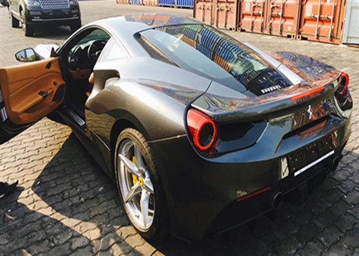 Chiếc 488 GTB đầu tiên về Việt Nam hồi đầu năm 2016, đây cũng là chiếc thay thế 458 Italia. So với người tiền nhiệm, 488 GTB thay đổi khá nhiều, thiết kế lại khí động học hơn. Siêu xe trang bị động cơ 3,9 lít V8 tăng áp cho công suất 660 mã lực, mô-men xoắn cực đại 760 Nm. Mạnh hơn 90 mã lực và 220 Nm so với 458 Italia. Đối thủ của 488 GTB là Lamborghini Huracan, McLaren 650S, hai mẫu xe này đã có mặt tại Việt Nam.