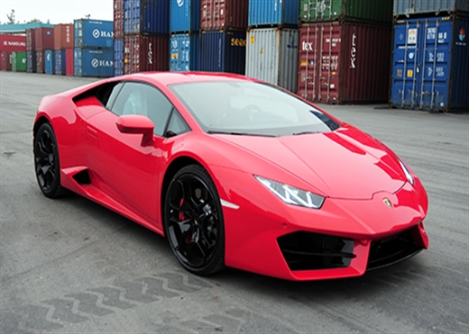 Huracan LP580-2 là chiếc Lamborghini một cầu đầu tiên về Việt Nam. Để phân biệt với bản hai cầu, hãng siêu xe Italy thay đổi nhẹ thiết kế ở phần đầu xe với hốc hút gió tách biệt, chia làm 3 phần, khí động học hơn. 