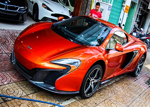 McLaren 650S, chiếc thứ 3 tại Việt Nam, xe có màu cam Volcano Orange, khung gầm MonoCell sợi carbon, mui xe là 2 tấm cứng có thể tháo rời và có trọng lượng chỉ 40 kg. Trọng lượng khô của xe ở mức 1.370 kg. 650S Spider trang bị động cơ 3,8 lít V8 tăng áp, công suất 641 mã lực ở vòng tua máy 7.250 vòng/phút, mô-men xoắn cực đại 678 Nm tại 6.000 vòng/phút. Động cơ này giống như trên 12C và P1. Hộp số 7 cấp ly hợp kép.