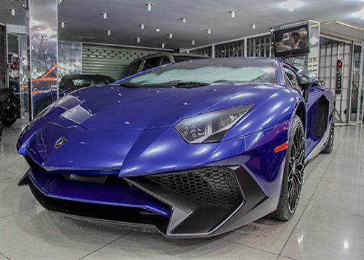 Chiếc Lamborghini Aventador LP750-4 SuperVeloce đầu tiên và duy nhất về Việt Nam hồi tháng 7 năm 2016. Siêu xe nhập khẩu không chính hãng trang bị động cơ 6,5 lít V12 công suất 750 mã lực, mô-men xoắn cực đại 690 Nm. Aventador SV tăng tốc từ 0 lên 100 km/h chỉ trong 2.8 giây, tốc độ tối đa 350 km/h.