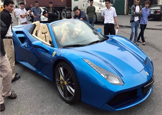 Về Việt Nam hôm 20/12 tại cảng ICD Mỹ Đình (Hà Nội), Ferrari 488 Spyder là chiếc đầu tiên ở Việt Nam. 488 Spyder là phiên bản mui trần của 488 GTB. Siêu xe trang bị động cơ 3,9 lít V8 turbo tăng áp kép, công suất 660 mã lực ở vòng tua máy 8.000 vòng/phút và mô-men xoắn cực đại 760 Nm tại 3.000 vòng/phút.