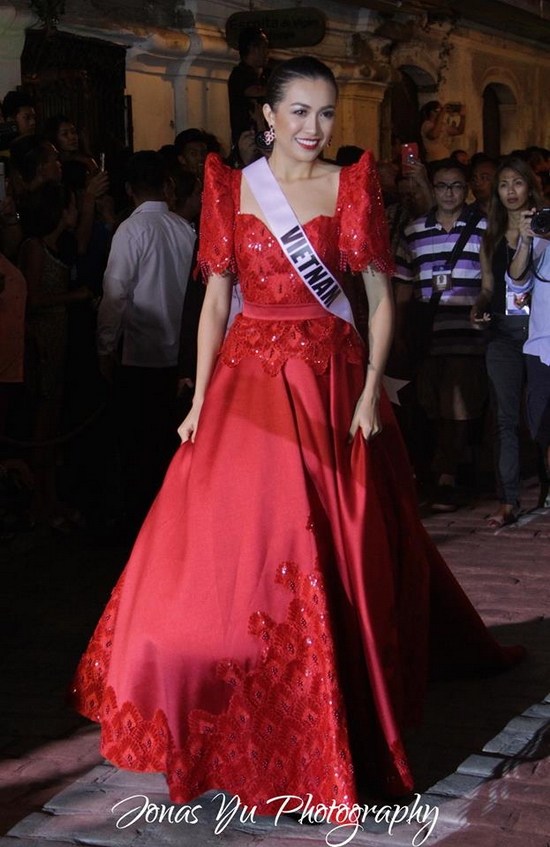 Gần 20 giờ tối, buổi biểu diễn thời trang Terno Fashion Show chính thức diễn ra. Đây được xem như hoạt động đầu tiên Lệ hằng tham gia với sự tham gia của giới truyền thông và khán giả Philippines. Buổi trình diễn thời trang mang tên Terno Fashion Show diễn ra tại hai địa điểm: con phố mang nét đẹp châu Âu của thành phố Vigan và sân khấu dàn dựng trong một dinh thự.