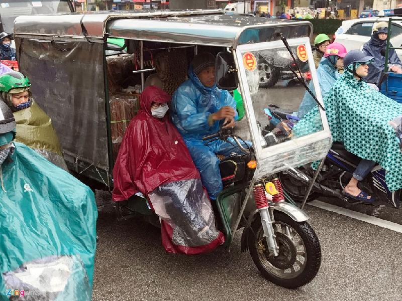 Sáng nay, nhiệt độ tại miền Bắc giảm sâu. Riêng Hà Nội thời điểm thấp nhất 15 độ C, mưa vẫn liên tiếp trút xuống dù không lớn.