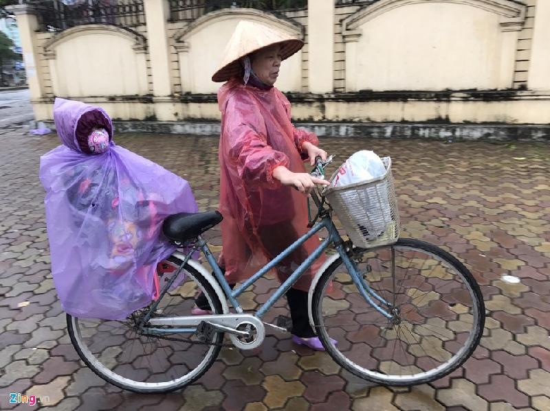 Nhiều trẻ em đến lớp trong mưa lạnh, còn đường xá ùn tắc.