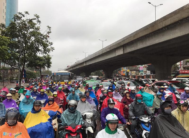 Đường Phạm Hùng bị ùn tắc kéo dài từ đoạn giao với phố Dương Đình Nghệ tới bến xe Mỹ Đình (quận Nam Từ Liêm).