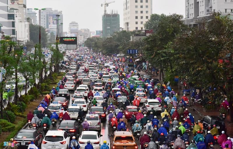 Phố Đại Cồ Việt chiều từ ngã tư hầm Kim Liên tới cầu vượt Trần Khát Chân (quận Hai Bà Trưng), xe cộ nhúc nhích từng vài chục cm.