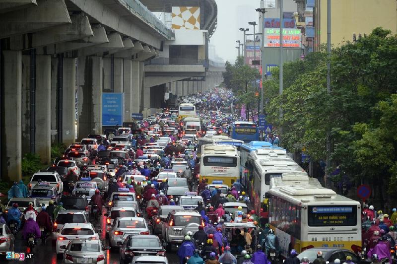 8h30 tại đường Nguyễn Trãi (quận Thanh Xuân) nơi có tuyến đường sắt trên cao Cát Linh - Hà Đông đang xây dựng.