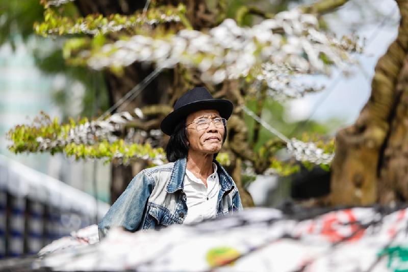 Ông Ba Hùng cho biết năm nay cây khế nhìn không được đẹp so với các năm trước do ông có ít thời gian chuẩn bị. Từ khi nhận thông báo đến lúc mang cặp khế lên chợ hoa xuân, ông chỉ có một tháng để chăm cây. Tuy nhiên, khác 2 năm trước, năm nay, các chi cành phát triển rõ hơn, dưới gốc có nhiều u nần.  