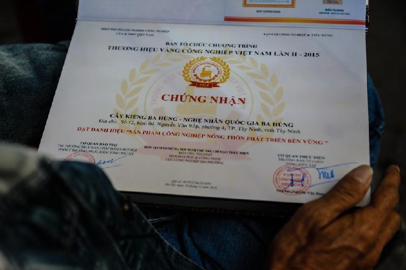 Ông Ba Hùng còn đem theo nhiều giấy chứng nhận 