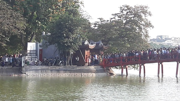 Cầu Thê Húc oằn mình &quot;cõng&quot; khách du xuân