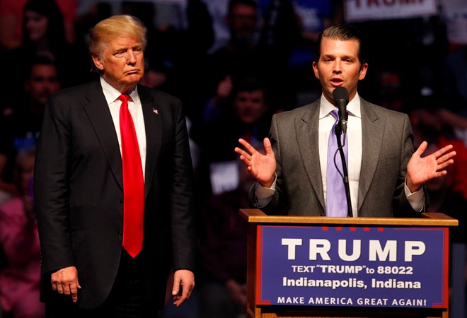 5 quý tử, tiểu thư nhà Tổng thống Donald Trump là ai? hình ảnh 3 Thời đi học, Donald Jr. uống nhiều rượu đến mức hiện nay, anh phải bỏ luôn loại đồ uống này, theo New York Magazine. Ngoài làm việc tại công ty của cha, quý tử nhà Trump cũng từng xuất hiện trong chương trình gắn với tên tuổi của vị tổng thống - The Apprentice (Người tập sự). Ảnh: Bustle.
