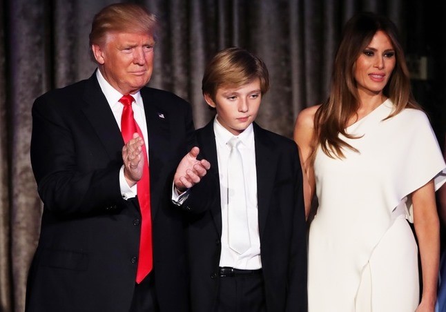 5 quý tử, tiểu thư nhà Tổng thống Donald Trump là ai? hình ảnh 14 Barron Trump (11 tuổi) là người con duy nhất của tổng thống Trump với Đệ nhất phu nhân Melania. Mới 11 tuổi, song cậu bé đã cao hơn 1,7 m, thích chơi golf, mô hình ôtô, trực thăng, mặc comple, đeo cà vạt. Ảnh: Closer Weekly.