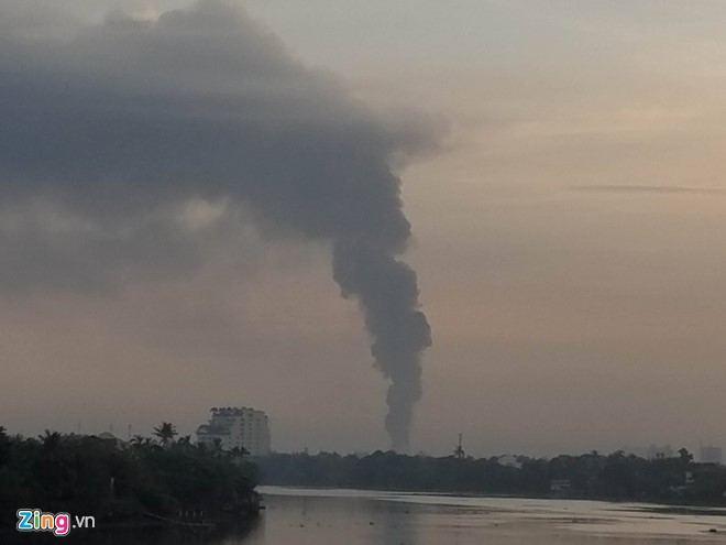 Cột khói cao hàng trăm mét. Đám khói của vụ cháy cao hàng trăm mét, người dân ở quận Tân Bình cũng có thể trông thấy. Nhiều người cố gắng lao vào dập lửa nhưng đám cháy bùng phát quá lớn nên mọi người phải tháo chạy ra ngoài.