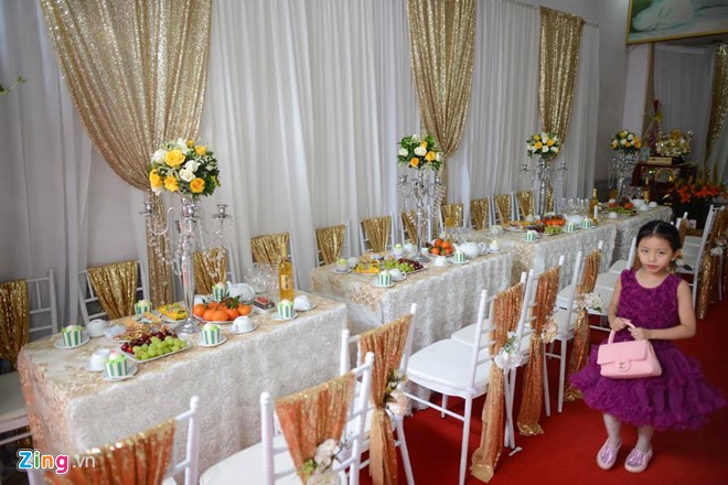 Thu Ngân rạng rỡ trong đám hỏi với đại gia hơn 19 tuổi hình ảnh 3 Không gian buổi tiệc ăn hỏi được trang trí lộng lẫy.