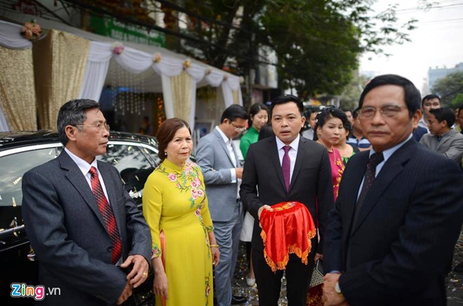 Thu Ngân rạng rỡ trong đám hỏi với đại gia hơn 19 tuổi hình ảnh 4 Khoảng 9h, chú rể và đoàn nhà trai có mặt tại trước cửa nhà cô dâu. Chú rể doanh nhân hơn cô dâu 19 tuổi.