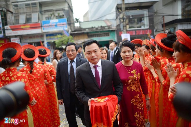 Thu Ngân rạng rỡ trong đám hỏi với đại gia hơn 19 tuổi hình ảnh 5 Anh được mẹ vợ, bà Thanh Hòa, khen là người người chững chạc, hiểu biết và rất tâm đầu ý hợp với Thu Ngân.