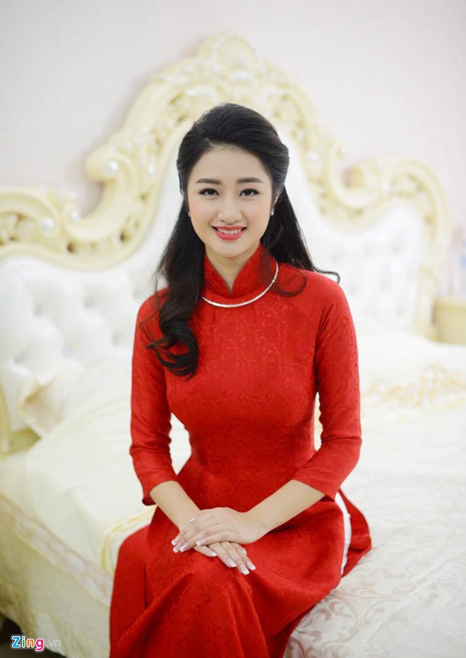 Thu Ngân mặc áo dài đỏ trong lễ ăn hỏi. Cách đây không lâu, cô đăng ảnh cưới lên trang cá nhân cùng dòng chia sẻ