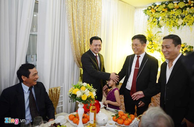 Thu Ngân rạng rỡ trong đám hỏi với đại gia hơn 19 tuổi hình ảnh 8 Chú rể Doãn Phương vui vẻ trò chuyện cùng bố dượng của Thu Ngân. Mẹ Thu Ngân đi bước nữa nên gia đình hiện tại của người đẹp có đến 8 anh chị em.