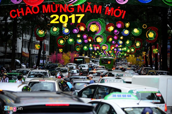 Đường Phạm Ngọc Thạch, quận 1, các phương tiện nối đuôi nhau trên cả hai chiều, đoạn từ Lê Duẩn đến vòng xoay Hồ Con Rùa.