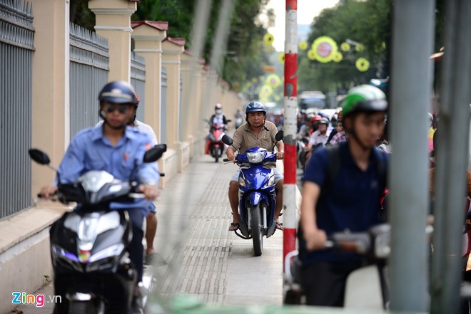 Nhiều người không chịu được cảnh ùn ứ đã chạy lên lề đường.