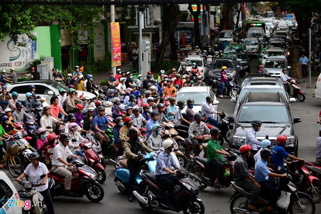 Xe máy chen với ôtô, di chuyển qua ngã tư Võ Văn Tần - Trương Định, quận 3.