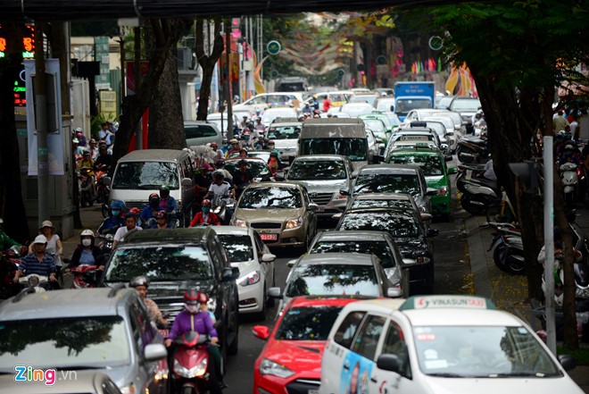 Tại ngã tư Nguyễn Thị Minh Khai - Trương Định, phương tiện di chuyển rất khó khăn.