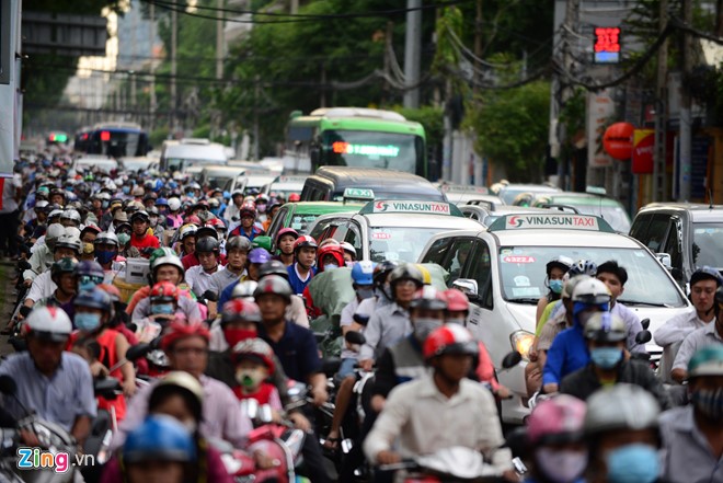 Chị Nguyễn Thị Thúy cho biết hàng ngày, chị đi làm về từ quận 1 qua quận Bình Thạnh phải mất hơn 40 phút mới đến được nhà, dù đoạn đường không xa lắm.