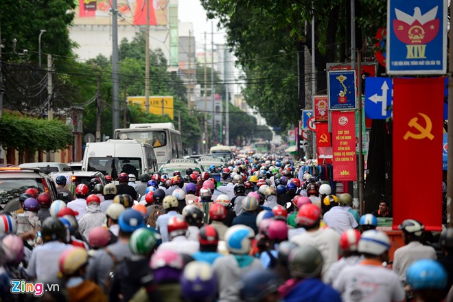 Trong những ngày cận tết, người dân tranh thủ mua sắm cũng là nguyên nhân gây kẹt xe. Hàng nghìn phương tiện kẹt cứng trên đường Điện Biên Phủ, quận 1.
