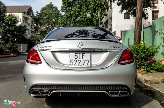 Về ngoại hình, C63S không khác biệt nhiều so với những mẫu sedan cỡ trung như C200, C300. Tuy nhiên nếu nhìn từ phía sau, có thể dễ dàng nhận ra chiếc sedan thể thao được độ bởi bàn tay những người thợ hãng AMG nhờ cụm ống pô bốn họng xả hình thang hầm hố.