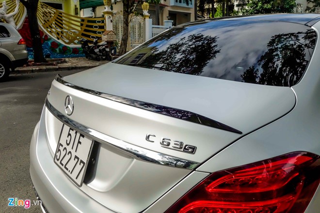 Phần đuôi xe cũng khác biệt nhờ cánh gió bằng sợi carbon gắn bên trên nắp cốp.