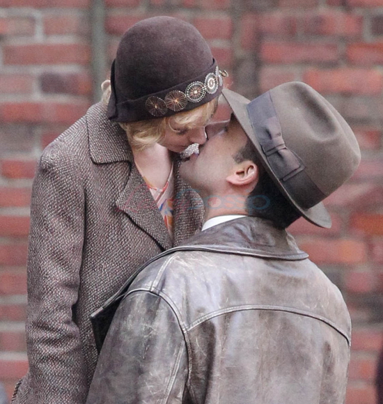 Sienna Miller  Cô ả người Anh – Sienna Miller sinh ra ở New York nhưng lớn lên ở Anh. Cô vừa là một diễn viên, người mẫu vừa là nhà thiết kế thời trang. Hình ảnh của cô xuất hiện trên khắp các chiến dịch quảng cáo của các thương hiệu và tạp chí nổi tiếng.   Cô bắt đầu sự nghiệp điện ảnh vào năm 2001 với tác phẩm đầu tay: “South Kensington”. Năm 2013, sau khi được đề cử giải BAFTA và Quả cầu Vàng cho loạt phim truyền hình “The girl”, cô nhanh chóng trở thành nhân vật ăn khách của năm. Sienna Miller cũng tham gia một số phim nổi bật như: “High Rise”, “Unfinished Business”, “Mississippi Grind”, “Burnt”, “American Sniper” - được đề cử giải Oscar cho Phim hay nhất, “The Lost City of Z”,…  Trong bộ phim sắp ra mắt của Ben Affleck – 