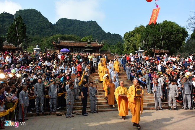 Hội chùa Hương diễn ra trên địa bàn xã Hương Sơn, huyện Mỹ Đức, Hà Nội. Ngày mùng sáu tháng Giêng khai hội. Lễ hội thường kéo dài đến tháng 3 Âm lịch. Trước khi vào chùa, du khách phải nghỉ lại ở các làng quanh bến Đục, bến Yến. Vì thế, đi hội chùa Hương, du khách dễ có dịp hòa mình vào không khí của hội làng truyền thống. Ảnh: Anh Tuấn.