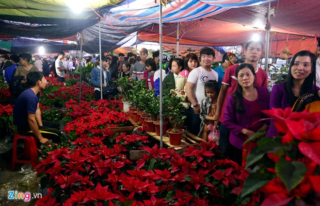 Lễ hội chợ Viềng họp cả ngày vào mùng 8 tháng Giêng Âm lịch. Sản phẩm được đem ra mua bán ở đây chủ yếu là các cây trồng, vật nuôi, từ cây trồng để lấy gỗ, cây hoa cây cảnh, các loại cây ăn quả..., và cả các vật dụng sản xuất nhỏ của nhà nông. Thực phẩm được nhiều người ưa chuộng đó là thịt bê. Ảnh: Lê Hiếu.