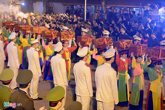 Lễ khai ấn đền Trần diễn ra đêm 14 và ngày 15 tháng Giêng, tại đền Trần phường Lộc Vương, TP.Nam Định.   Du khách tham gia lễ hội đền Trần chủ yếu cầu thăng quan, thành đạt trong công việc bằng hình thức xin hoặc mua ấn.    Bên cạnh đó, lễ hội có các hoạt động văn hoá phong phú và độc đáo như đấu vật, múa rồng, chọi gà, ném vòng cổ chai, chơi đu, chơi cờ thẻ… Ảnh: Lê Hiếu.