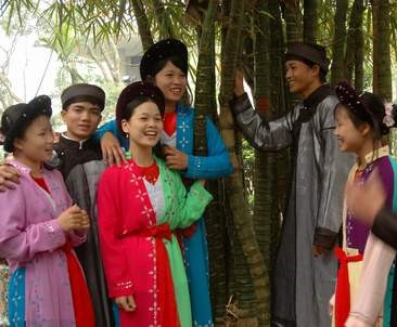Hội Xoan được tổ chức vào ngày 7-10/1 Âm lịch tại xã Hương Nha, huyện Tam Nông, tỉnh Phú Thọ. Trong ngày hội, các phường hát thường tổ chức hát tại cửa đình. Nét đặc sắc nhất là tục giữ cửa đình. Tục giữ cửa đình cũng có ý nghĩa là tránh sự tranh chấp và giẫm chân nhau giữa các phường xoan. Ảnh: Bộ VHTTDL.