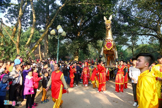 Lễ hội Gióng được tổ chức vào mùng 6 tháng Giêng Âm lịch, ở xã Phù Linh, huyện Sóc Sơn (Hà Nội) - nơi Thánh Gióng về trời. Lễ hội diễn ra trong ba ngày với đầy đủ các nghi lễ truyền thống như lễ khai quang, lễ rước, lễ dâng hương, dâng hoa tre lên đền Thượng. Ảnh: Duy Hiếu. 