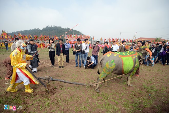 Lễ hội Tịch Điền (Đọi Sơn, huyện Duy Tiên, Hà Nam) diễn ra trong khoảng mùng 5-7 tháng Giêng. Đây là một lễ hội mang ý nghĩa khuyến nông, là nét đẹp văn hóa trở về nguồn cội, có lịch sử diễn ra từ thế kỷ 10 trên quê hương vua Lê Đại Hành, và được khôi phục sau nhiều năm thất truyền kể từ năm 2009. Ảnh: Lê Hiếu.